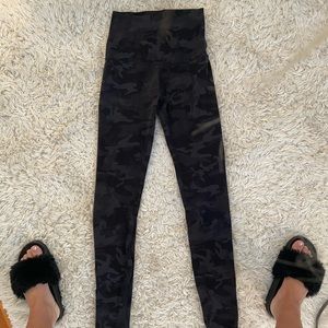 black camo Lululemon leggings